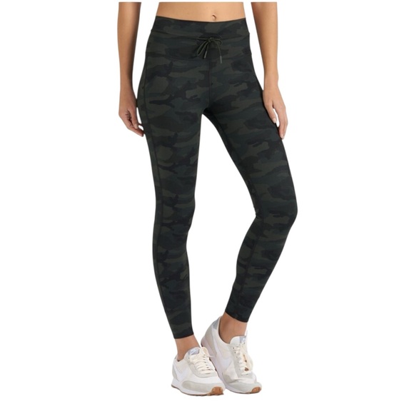 Vuori Pants - Vuori Daily Green Camo Legging